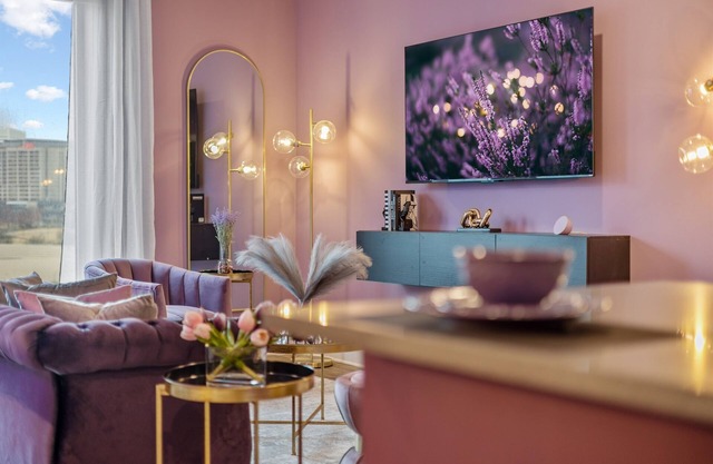 Downtown Atlanta Oasis: Stylish & Work-Ready for Business Travelers & Explorers