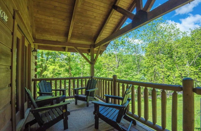 Downtown Cabin - West Jefferson + Hot Tub + Minutes to Downtown Breweries, Shops, and More!