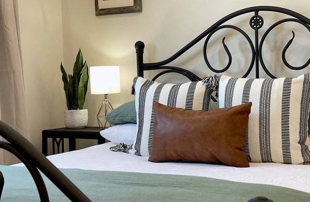 Downtown Casita, recently renovated, charming 1 bedroom, with parking and a gas grill!