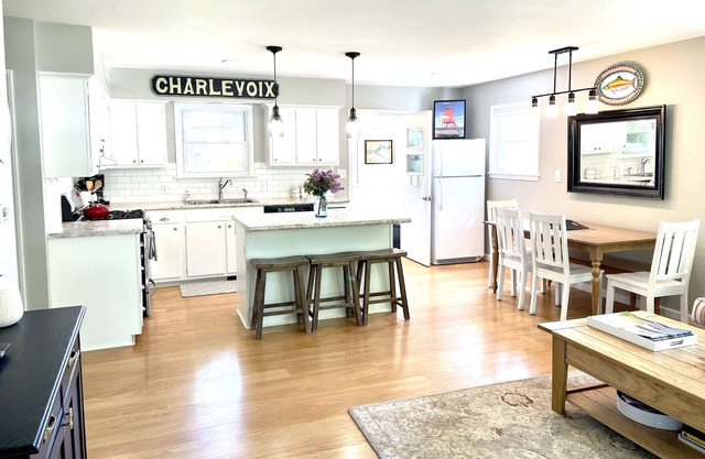 DOWNTOWN Charlevoix! FANTASTIC location & Ratings!