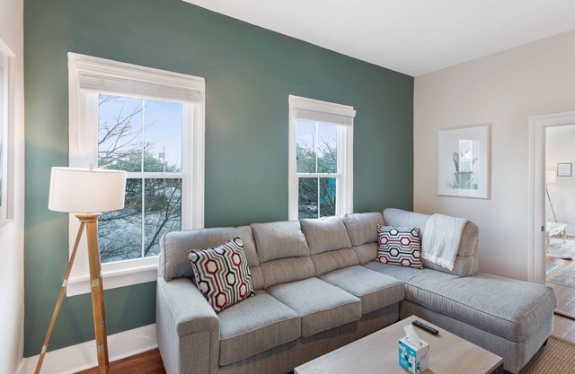 Downtown Charm + Close to Nightlife, Enmarket Arena by Lucky Savannah