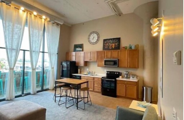 Downtown Condo with Pool View