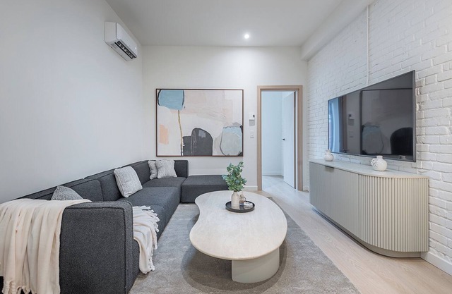 Downtown Core - Ultra Modern 1 Bedroom Apartment