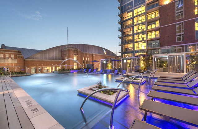Downtown Dallas Apt w/View-walking distance to AAC+Free Parking+ Pool+Wifi