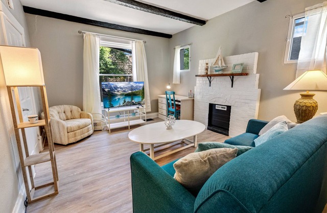 Downtown Denver ❂Capitol Hill Beachy Getaway ❂94 Walk Score ❂King Bed