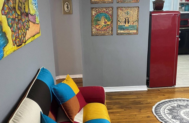 Downtown-Garden District-Boho Steampunk Farmhouse. Comforts of home . New HVAC.
