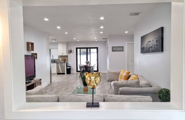 Downtown Hollywood - 3 Miles to Beach! Sleeps 8 - Large Backyard with Grill