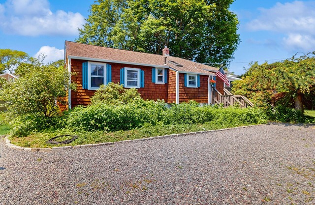 Downtown home: walk to town, beach & regional rail station