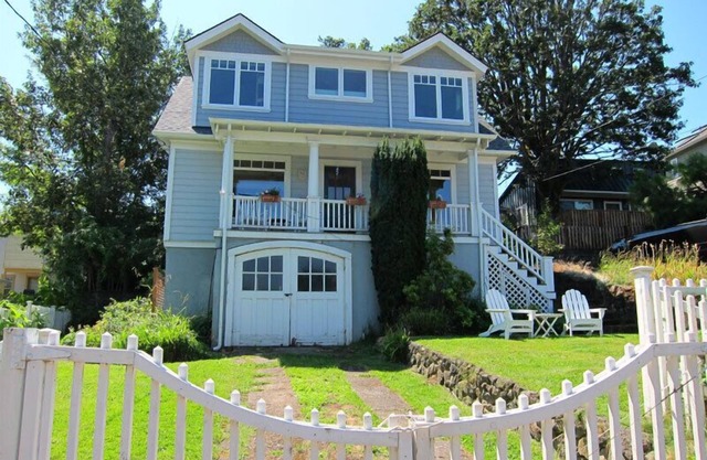 Downtown Hood River View Bungalow with HOT TUB, WIFI, A/C