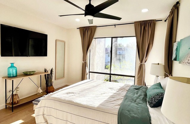 Downtown Huntington Beach! LOCATION! CLOSE TO THE BEACH!