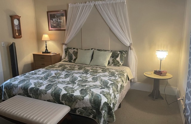 Downtown Inverness historic home, hot tub & pet friendly