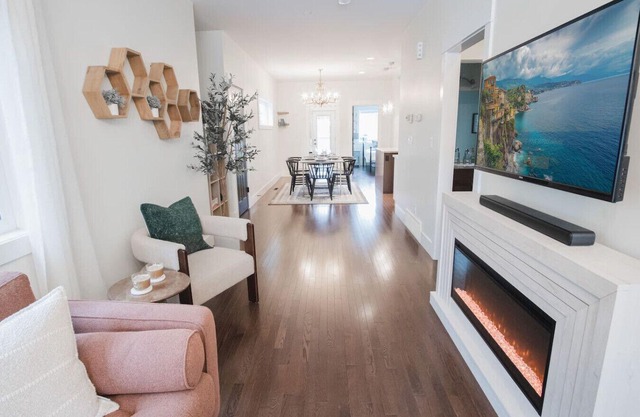 DOWNTOWN~KINGBED~4BR~Fireplace~