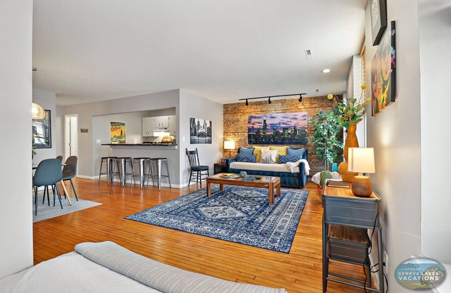 Downtown Lake Geneva-Chicago |Above Shops on Main |Onsite Parking |Fun Themed Urban Apartment |King