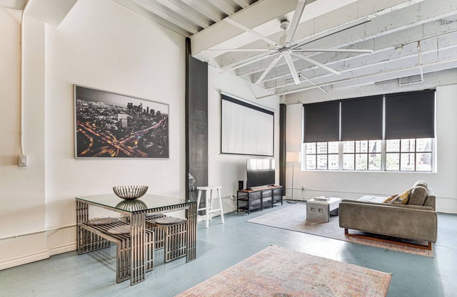 Downtown Los Angeles Condo w/Rooftop Pool Access
