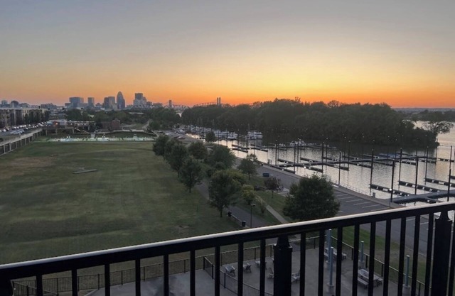 Downtown Louisville - FREE Wine & Snacks -