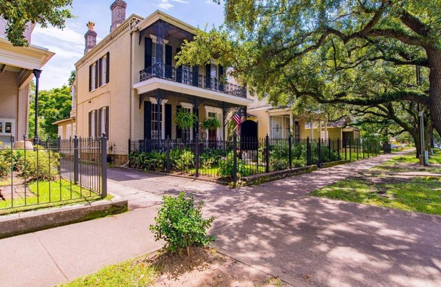 Downtown Mobile Mardi Gras Manor & Guest Suite