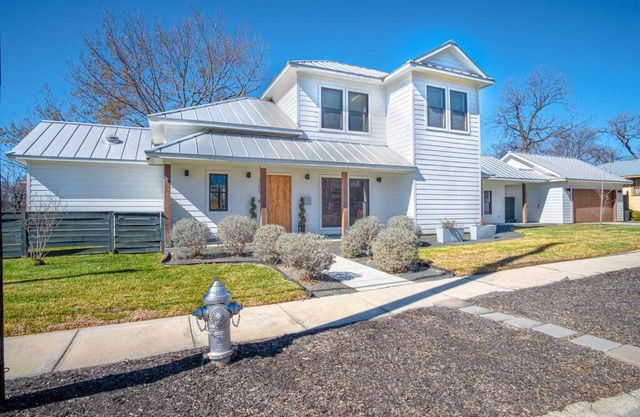 Downtown Modern Farmhouse-Pool- Sleeps 12