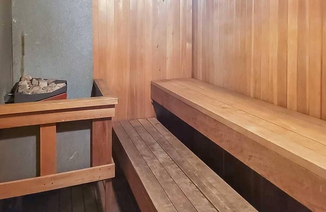 Downtown oasis right with Calgary Tower views. Close to attractions and Ctrain.