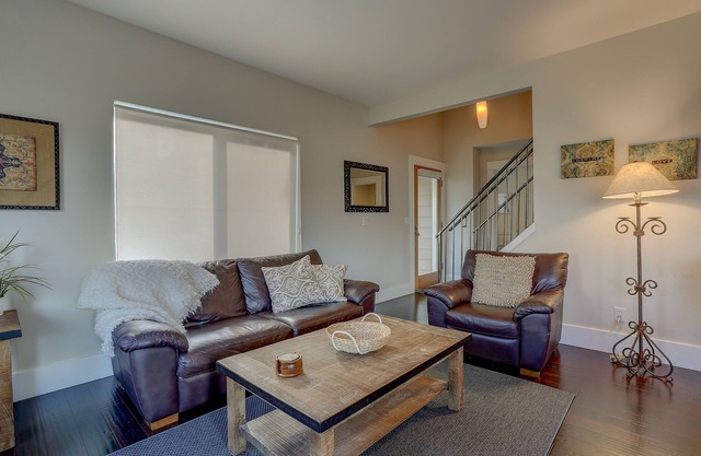 Downtown, River View, A/C, Stay for a Month! Great Rates!