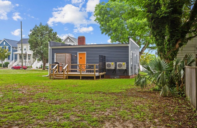 Downtown - Riverview - Short walk to Restaurants, Shops and Parks.