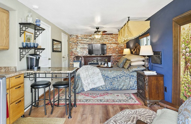 🎉Downtown Studio: Secure Parking, Privacy, Gardens. Across from Encanto Park⛳️🏀🎾👟