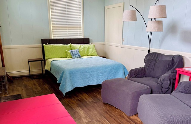 Downtown Studio - steps to restaurants, shops and beach