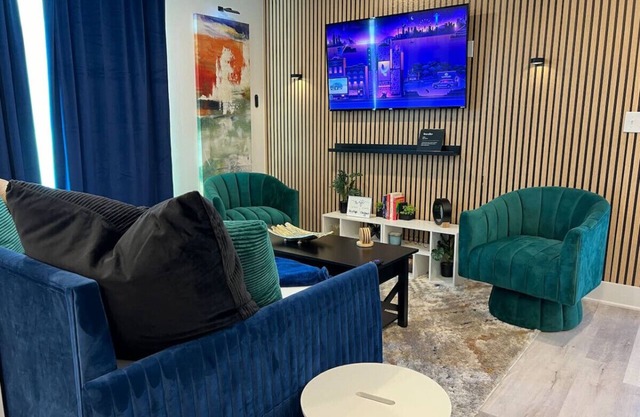 Downtown View | Free Parking | Sleeps 6