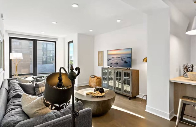 Downtown/Views/Luxury/Sunny