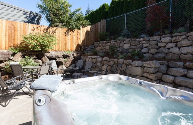 Downwinder, Hot tub! A/C, Views, Minutes to Downtown