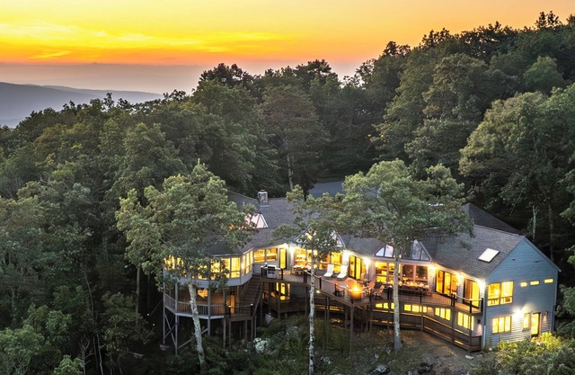 Dragon's Back, 9BR 10BA in Wintergreen