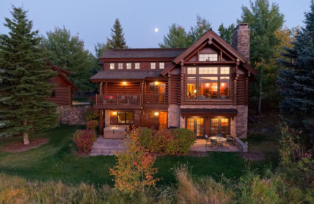 Dragonfly Cabin. Luxury in Teton Springs, Victor, ID. A/C, Hot Tub, High Tech