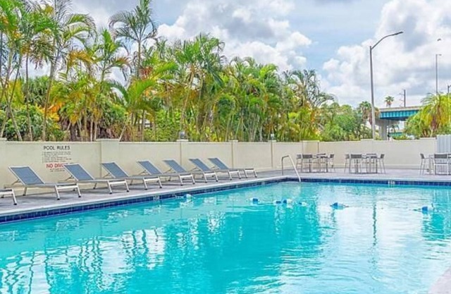 Dream Family Vacation! 2 Classy Units, Pool, Fitness Center, Near Marlins Park!