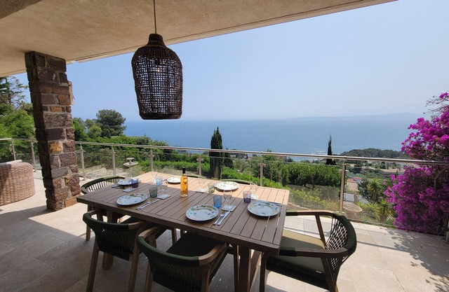 Dream holiday home with breathtaking sea view and ideal location