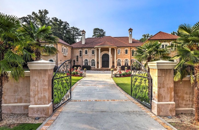 Dream Mansion 10 BR + Pool/Hot Tub near DT Atlanta Long Term Rental