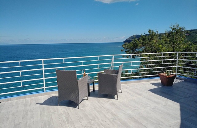 Dream stay! Large villa with swimming pool, above the beach, sea view.