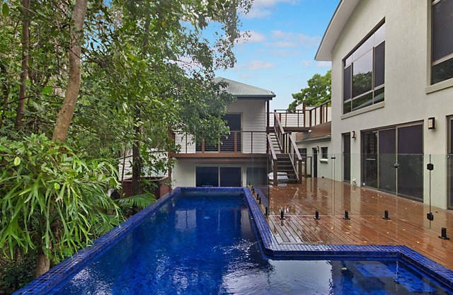 Dreamtime Escape - 6 bedroom luxury holiday home on Dreamtime Beach Fingal with Wi-Fi Inc.