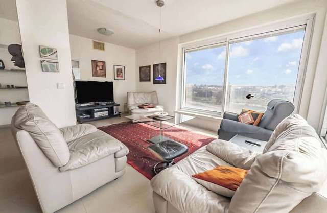 Dreamy Hilltop Grand Apartment