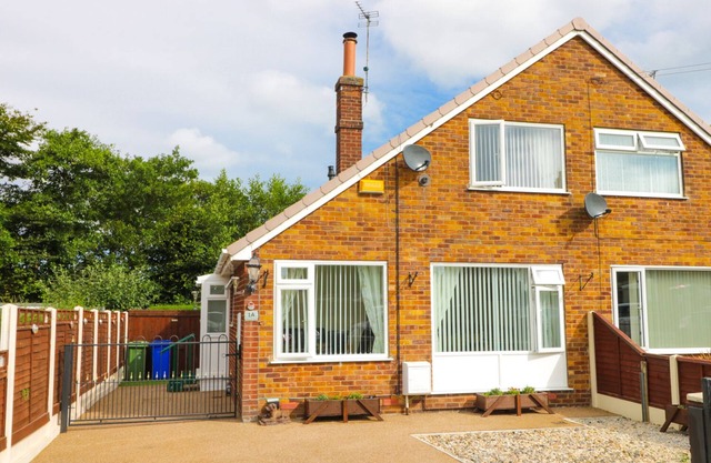 DRIFTWOOD, pet friendly, country holiday cottage in Withernsea