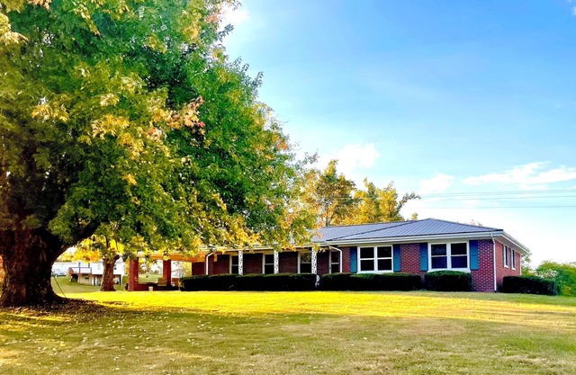 DRY FORK RANCH/ Spacious 3BR house close to necessities and outdoor adventures.