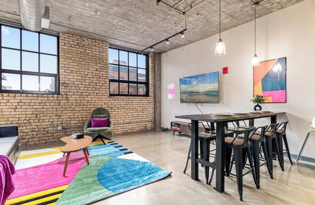 DT 2KBD 2BA Steps from Target Field+ Gym + Kitchen + Laundry