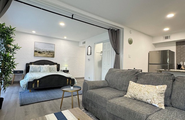 DT Dallas 1BD LUXE Abode 5 Min from Love Field