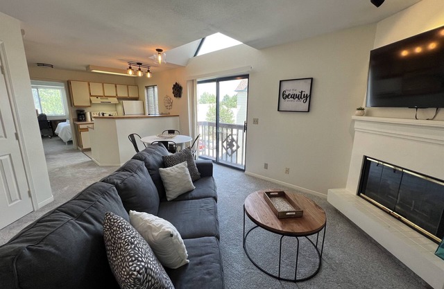DTC One Bed Modern Gem, Pool, Gym, Comfort
