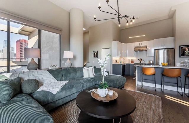 Dtown Penthouse 3bd VIEWS+Parking +Gym+Pool