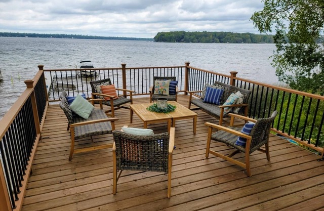 Duck Lake Landing 6 Bedrooms/3Baths /Sleeps 12 - Minutes to Traverse City!