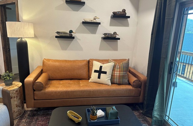 Duckingham Palace - Cozy 2-bedroom Cabin - Private Hot Tub - Hollister, MO