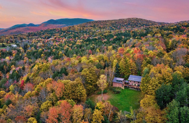 Dug's House: 4 br, pet friendly, deck w/Mansfield views!