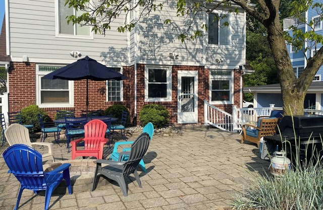 DUNE FINE! Charming family-friendly cottage right next to the beach!