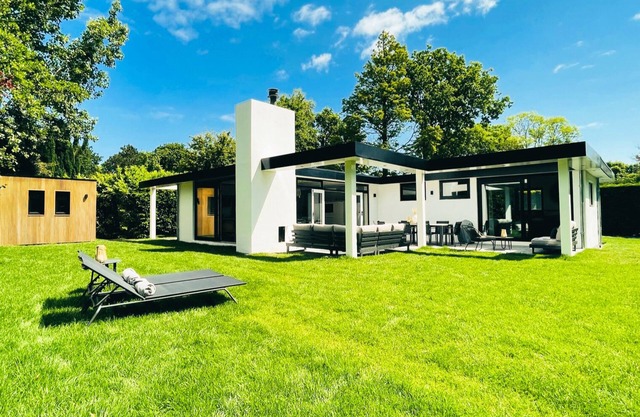 Dune villa in Ouddorp at the sea for 8 pers. with hottub and trampoline.