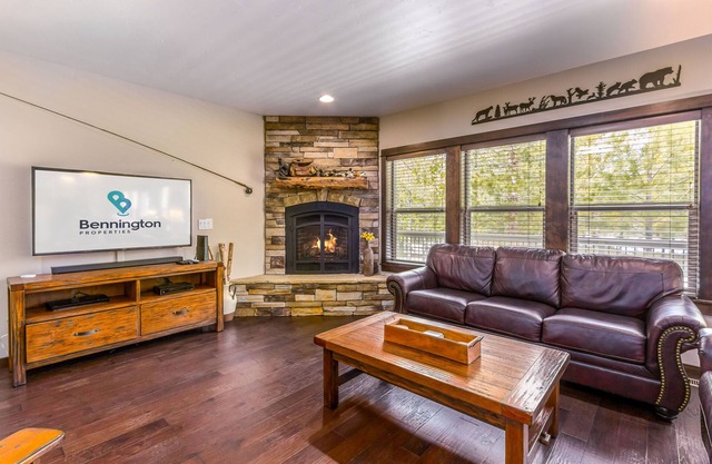 DUTC11 - Huge Home, SHARC passes for 2025, Hot Tub, A/C, Ping Pong