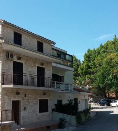 Dvokrevetna soba s balkonom i kuhinjom